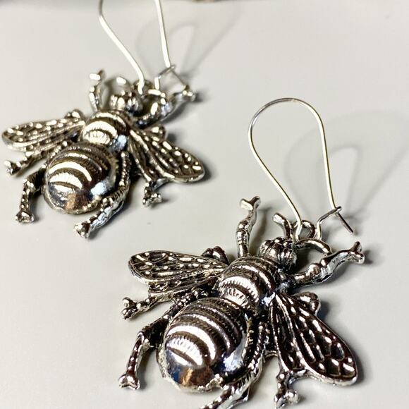 NEW Queens Night Out Bee Earrings - Picture 8 of 11
